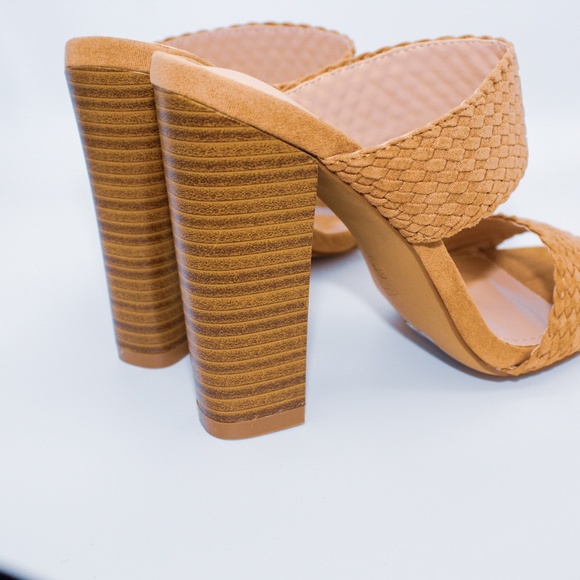 "Outstanding ๐ฅ๐๐ก Taupe - Picture 4 of 6